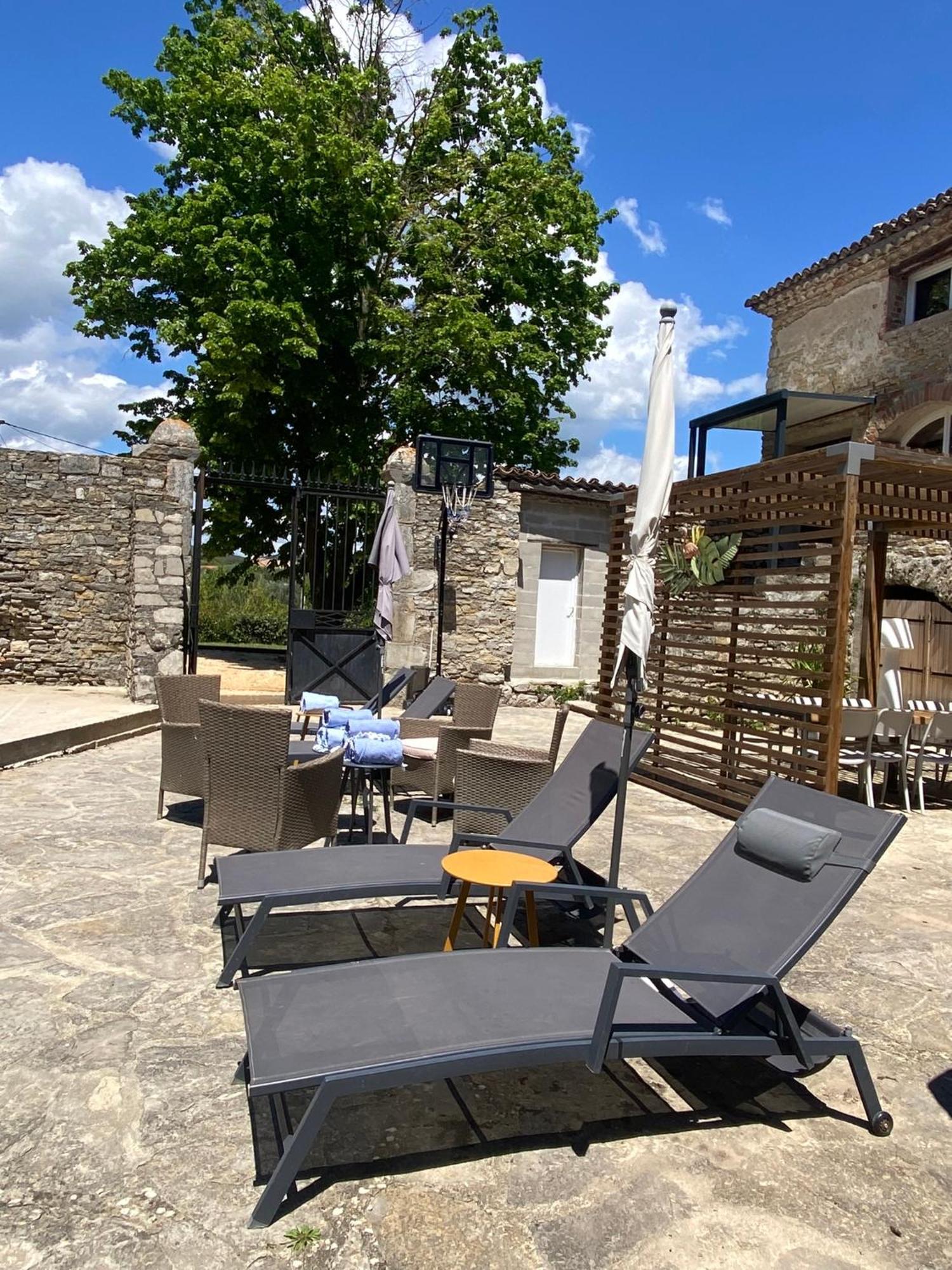 Logis Dans Ancien Relais De Poste Apartment Saint Julien Les Rosiers Exterior foto
